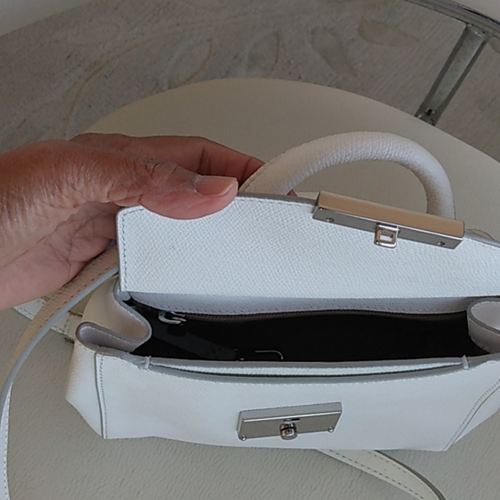 🛍️Tumi leather crossbody. EUC - Picture 11 of 13